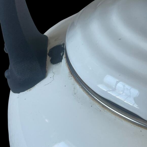 Le Creuset 2.1 Litre/2.2 Quart White/Ivory Tea Pot - Picture 9 of 16